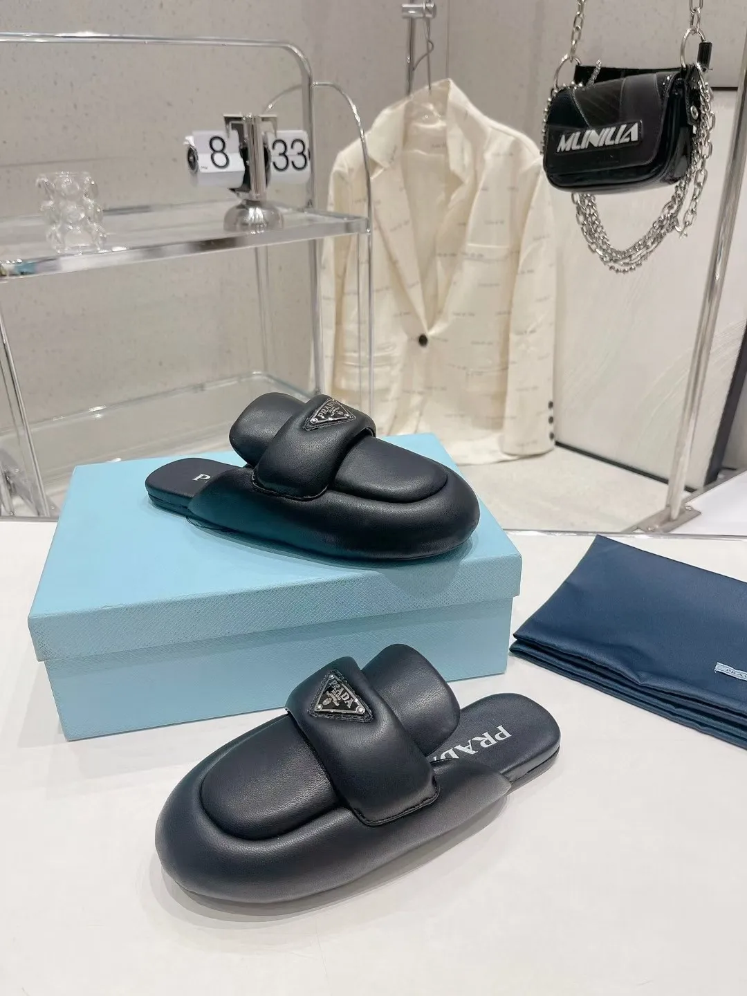 👟👟Ex-factory price 480👟👟Prada Bread Slippers💕The new 2023 Mules are very convenient to wear. You don’t need to bend down or tie your shoes when you go out to change shoes. You can just put them on and go. They can be worn in spring, summer and autumn. This pair of mules is made of rubber foam soles and is very lightweight. The iconic enamel triangle logo of Prada is also very recognizable and versatile. I never expected that Prada would produce such cute shoes. This shows how popular bread shoes are! Material: Imported mixed sheepskin Code number: 35-41